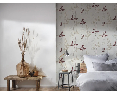 Slaapkamer met bloemenbehang, bed, lamp en decoraties