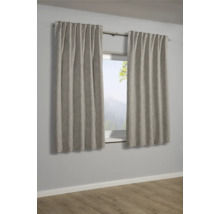 Raam met beige gordijnen