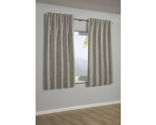 Raam met beige gordijnen