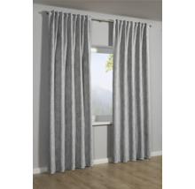 Twee grijze gordijnen hangen voor een raam.