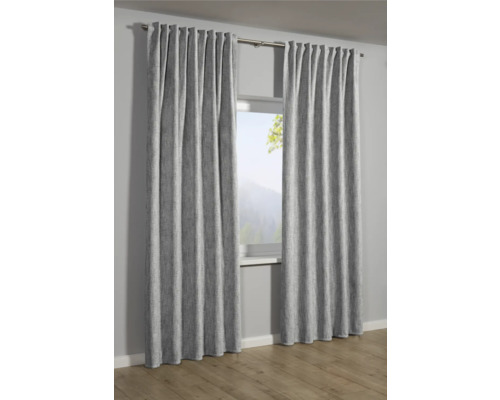 Twee grijze gordijnen hangen voor een raam.