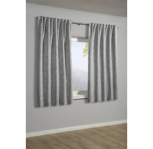 Grijze gordijnen voor het raam