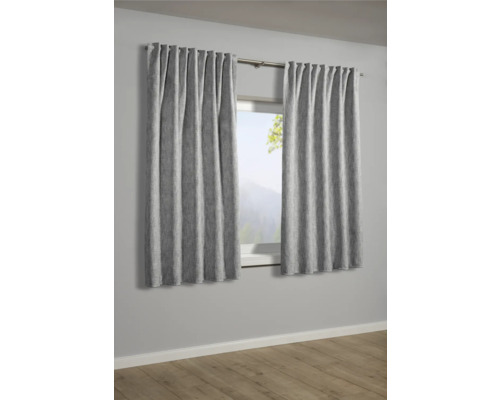 Grijze gordijnen voor het raam