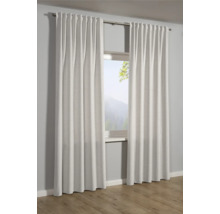 Gordijnen voor een raam met uitzicht op een berglandschap