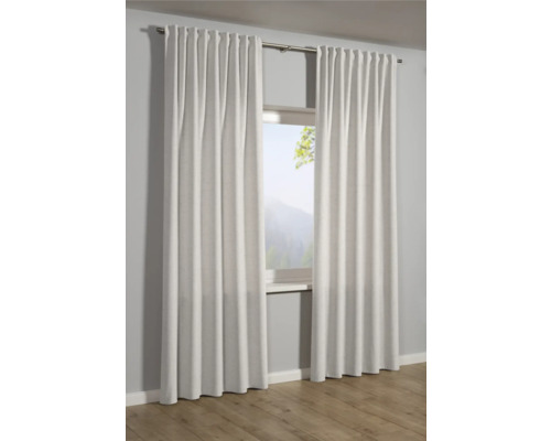 Gordijnen voor een raam met uitzicht op een berglandschap