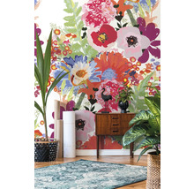 Kamer met bloemenbehang, commode en kamerplanten