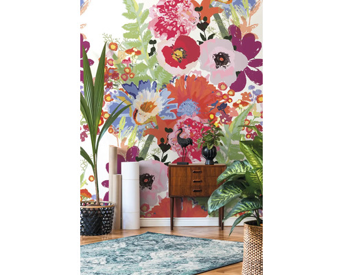 Kamer met bloemenbehang, commode en kamerplanten