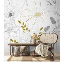 Kamerweergave met bloemenbehang, bank, rotan stoel en woonaccessoires