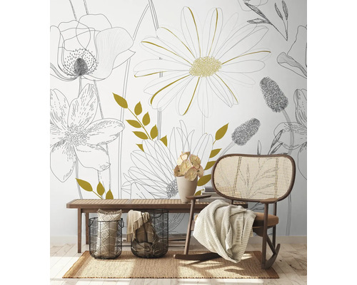 Kamerweergave met bloemenbehang, bank, rotan stoel en woonaccessoires