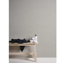 Muur met cosmeticaproducten en een doek op een houten bankje