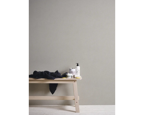 Muur met cosmeticaproducten en een doek op een houten bankje