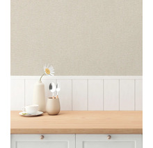 Scène met beige vliesbehang in linnenlook boven een witte houten lambrisering