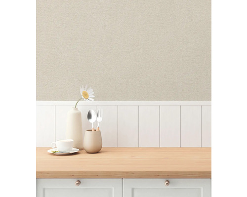 Scène met beige vliesbehang in linnenlook boven een witte houten lambrisering