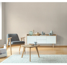 Woonkamer met fauteuil, tafel en dressoir in een licht design