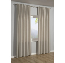 Twee gordijnen hangen aan een gordijnroede voor een raam.