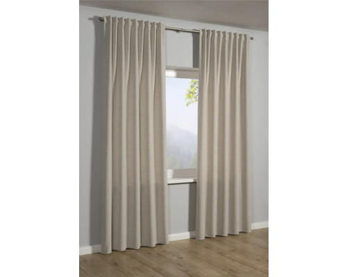 Twee gordijnen hangen aan een gordijnroede voor een raam.