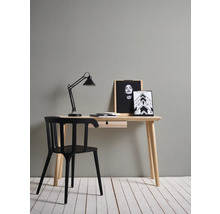 Bureau met lamp, stoel en decoratie voor een werkkamer