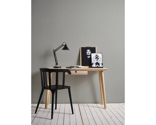 Bureau met lamp, stoel en decoratie voor een werkkamer