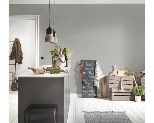 Lichte keuken met kookeiland, schoolbord met menu en houten kisten als decoratie