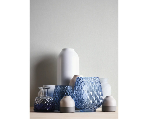 Arrangement van verschillende vazen op een tafel.