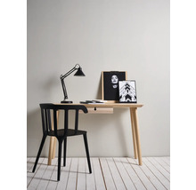 Bureau met lamp, stoel en decoratieve artikelen