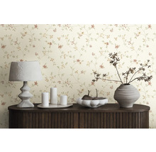 Scene met bloemenbehang, lamp, kaarsen en decoratie op een donkerhouten kast