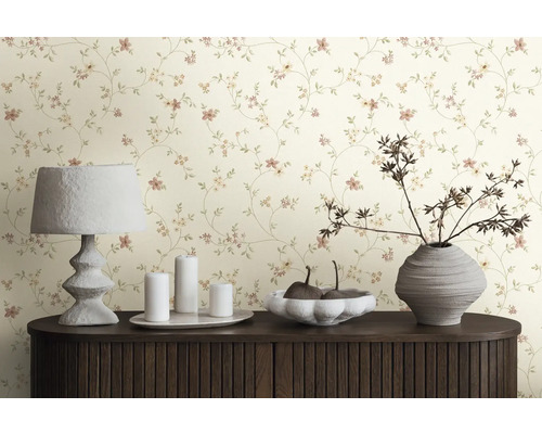 Scene met bloemenbehang, lamp, kaarsen en decoratie op een donkerhouten kast