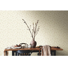 Decoratieve kamer met eettafel en bloemenbehang