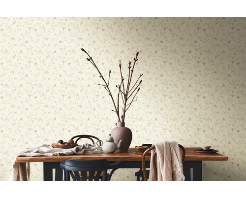 Decoratieve kamer met eettafel en bloemenbehang