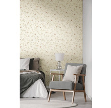 Slaapkamer met bloemetjesbehang, bed en fauteuil