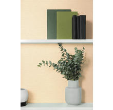 Decoratieve plank met boeken en eucalyptus in vaas.