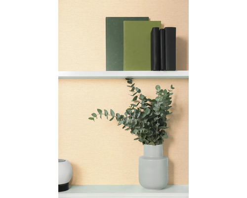 Decoratieve plank met boeken en eucalyptus in vaas.