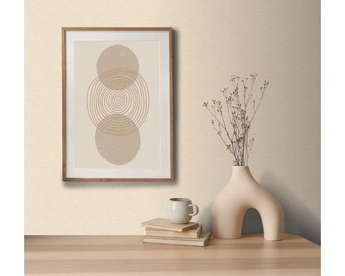 Decoratieve afbeelding met cirkelpatroon in houten lijst, op een tafel met decoratieve vaas en boeken