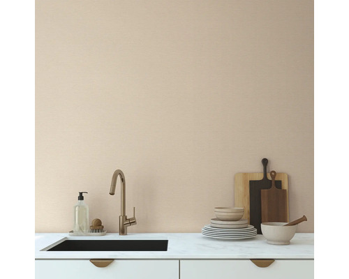 Keukenscène met spoelbak, kraan, snijplanken en servies op een aanrecht