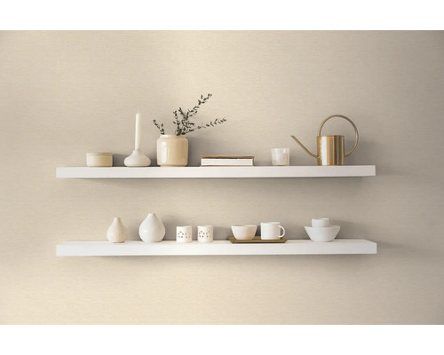 Twee witte planken met decoratieve objecten aan de muur.