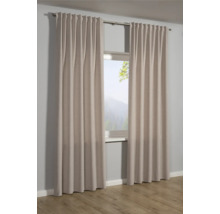 Kamerzicht met gordijnen aan een gordijnroede voor een raam.