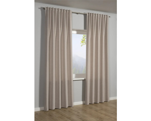 Kamerzicht met gordijnen aan een gordijnroede voor een raam.