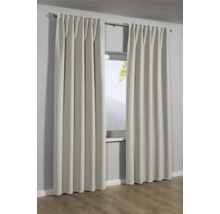 Twee gordijnen voor een raam aan een gordijnroede