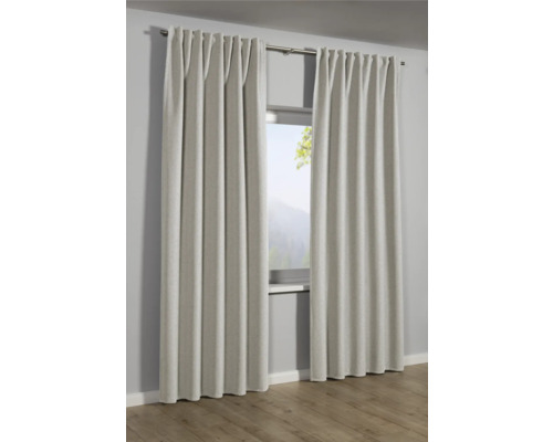 Twee gordijnen voor een raam aan een gordijnroede