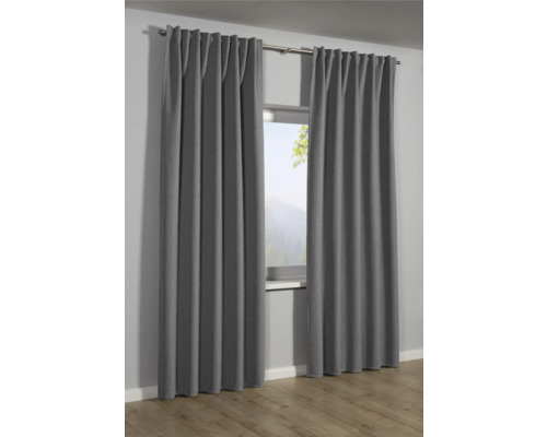 Grijze gordijnen voor een raam met uitzicht op een berglandschap.