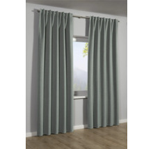 Grijze gordijnen voor een raam met uitzicht naar buiten