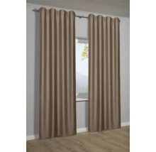 Twee gordijnen hangen voor een raam en bieden privacy en decoratie.