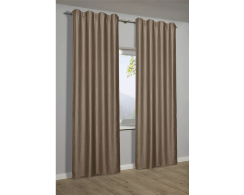 Twee gordijnen hangen voor een raam en bieden privacy en decoratie.