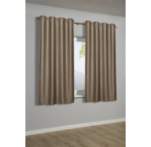 Twee bruine gordijnen hangen aan een gordijnroede voor een raam.