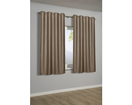 Twee bruine gordijnen hangen aan een gordijnroede voor een raam.