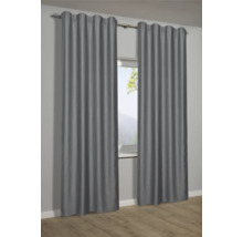 Twee grijze gordijnen hangen aan een gordijnroede voor een raam.