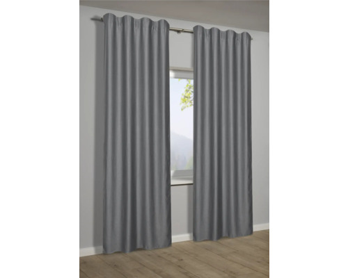 Twee grijze gordijnen hangen aan een gordijnroede voor een raam.