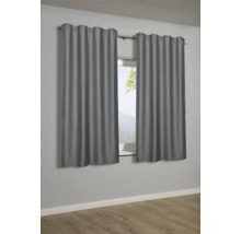 Twee grijze gordijnen voor een raam