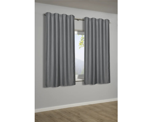 Twee grijze gordijnen voor een raam