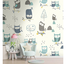 Interieurontwerp met behang met uilenpatroon, fauteuil en bijzettafel